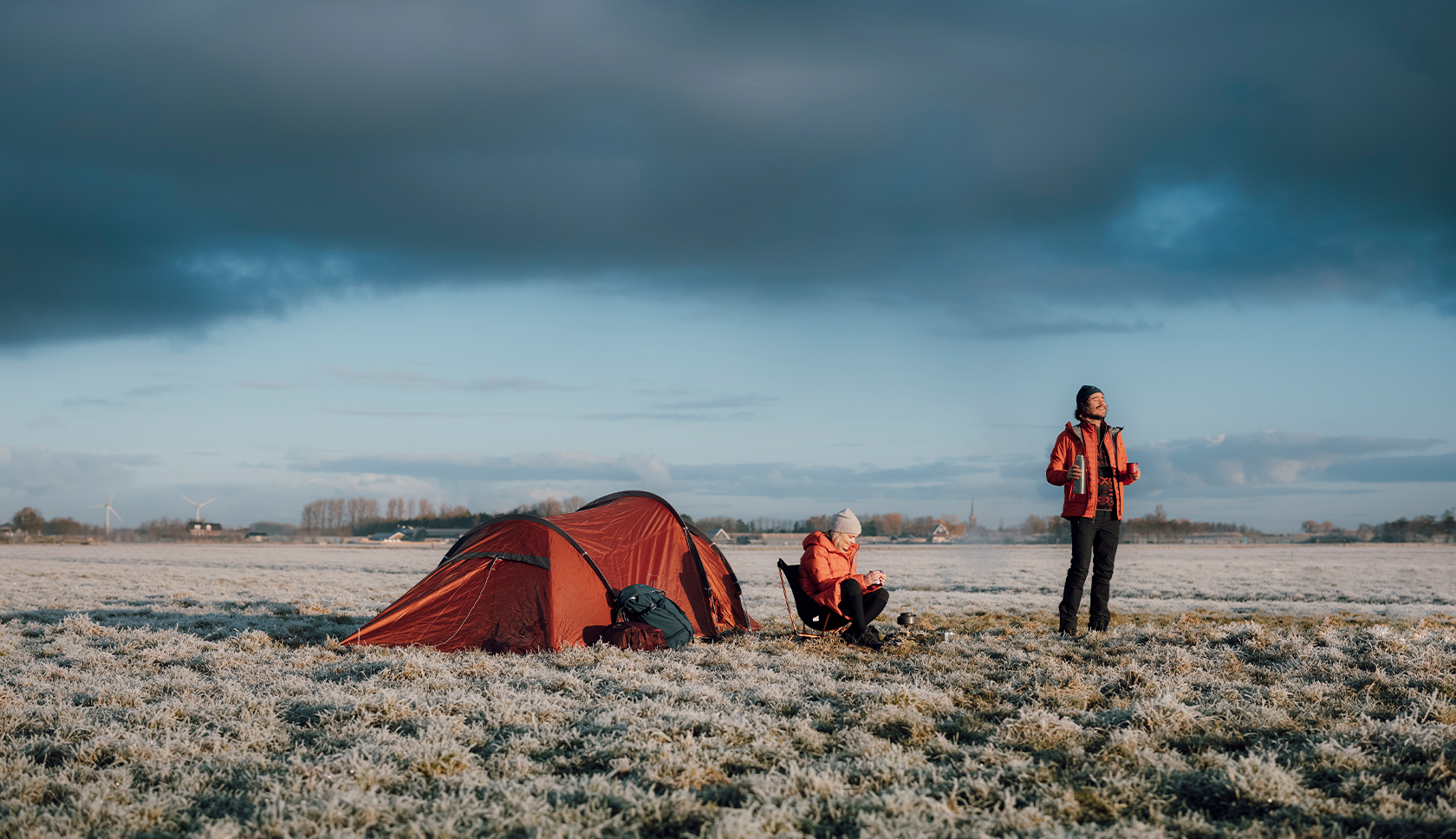 mensen met oranje tent kamperen in heide