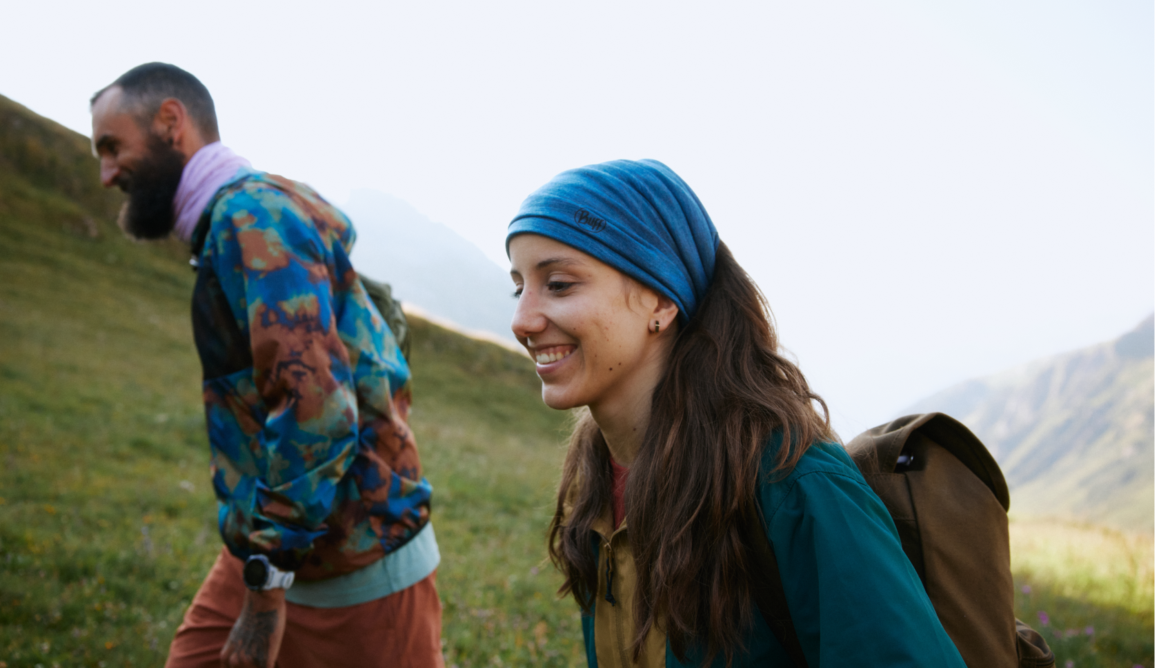 Man en vrouw dragen buff