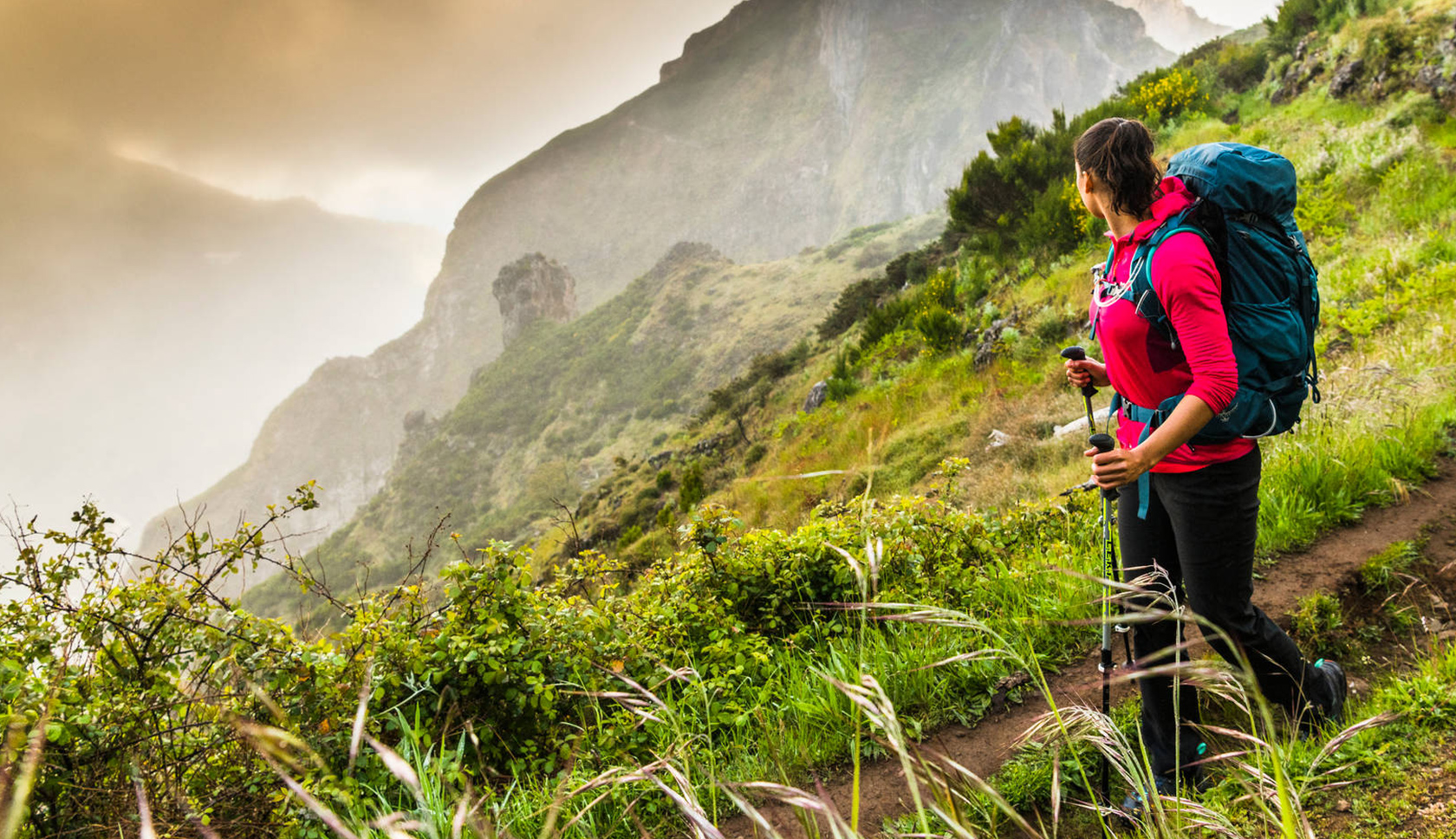 vrouw met osprey rugzak op in bergen