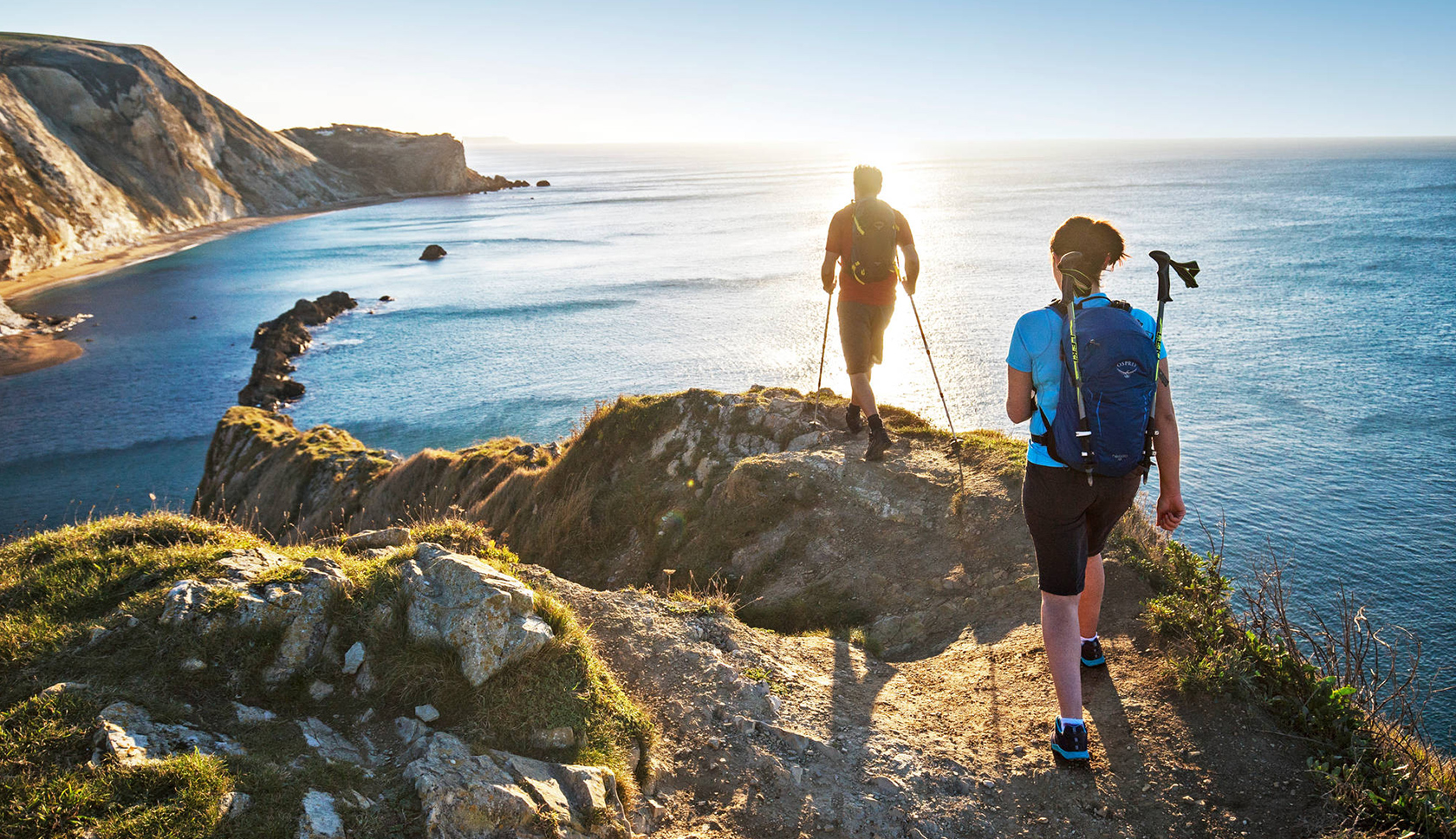 wandelaars langs de kust
