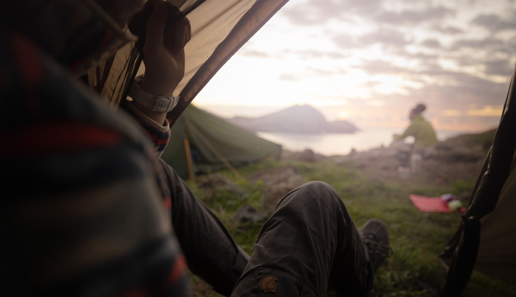 vanuit de tent naar buiten kijken