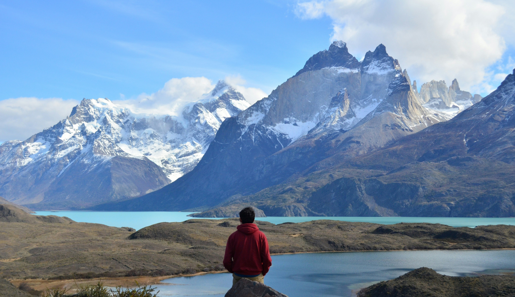 man kijkt over een meer naar gebergte