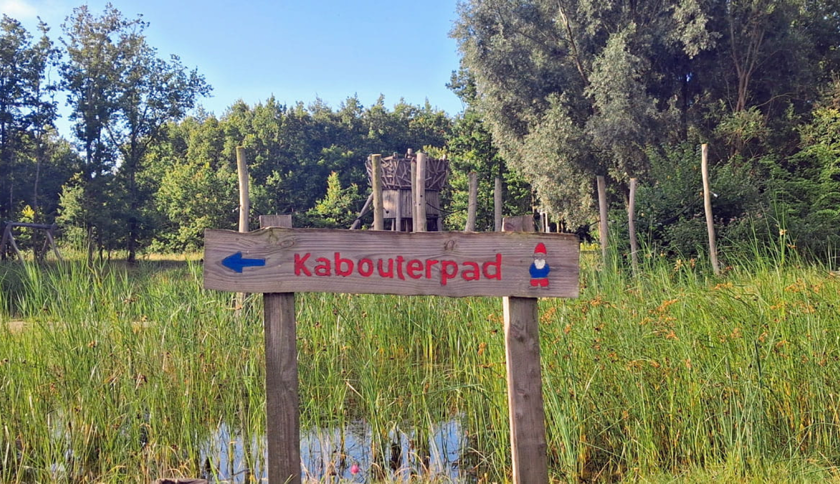 In Nederland vind je talloze kabouterpaden, zoals deze in het Groningse Lauwersoog