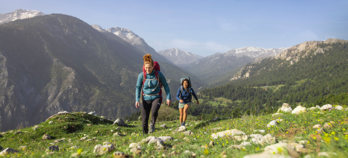 twee wandelaars dragen grote rugzakken