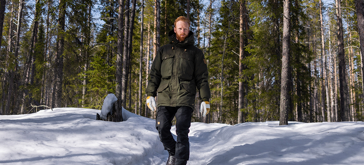 man wandelt door besneeuwd gebied