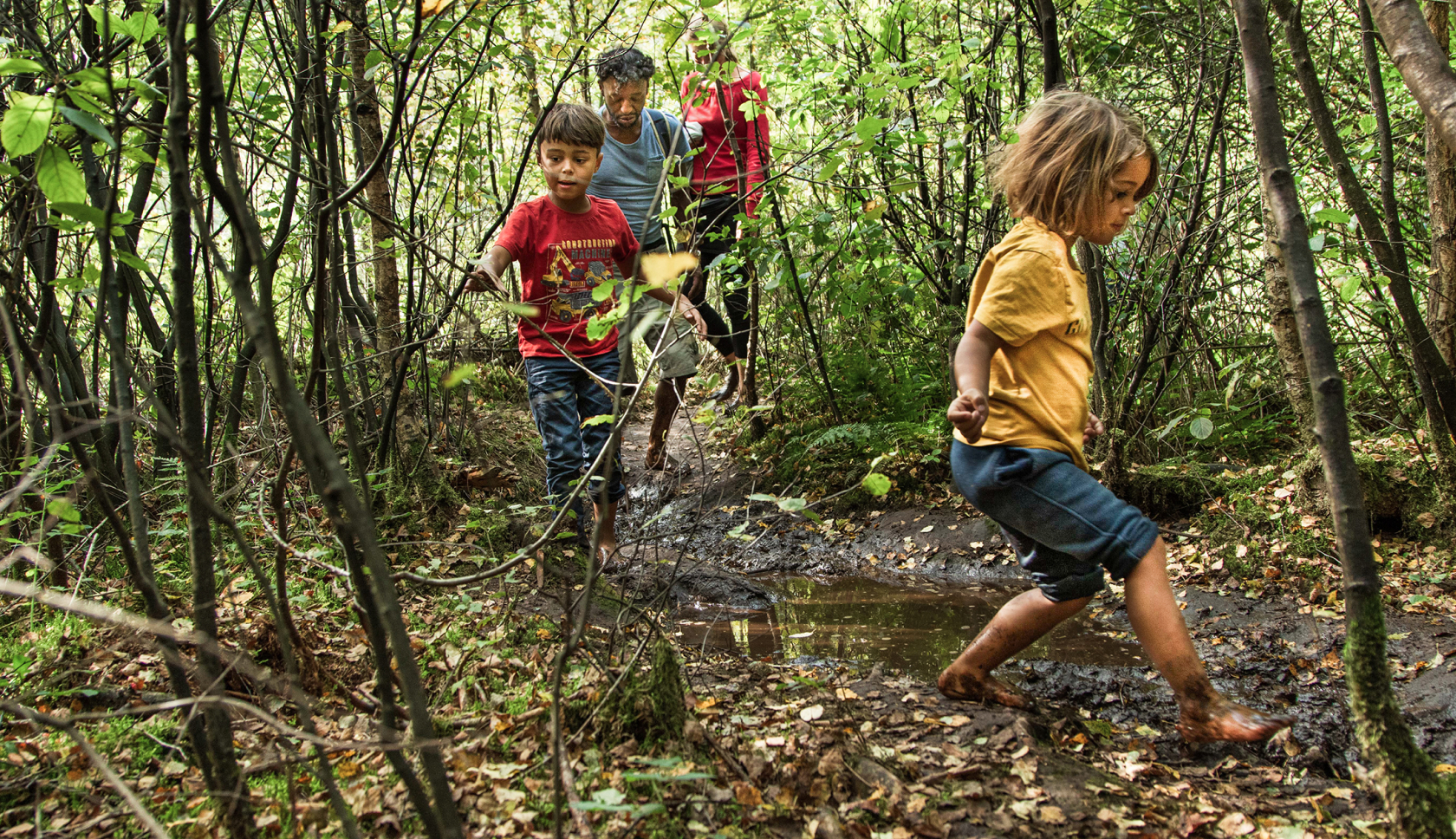 Kinderen spelen in het bos