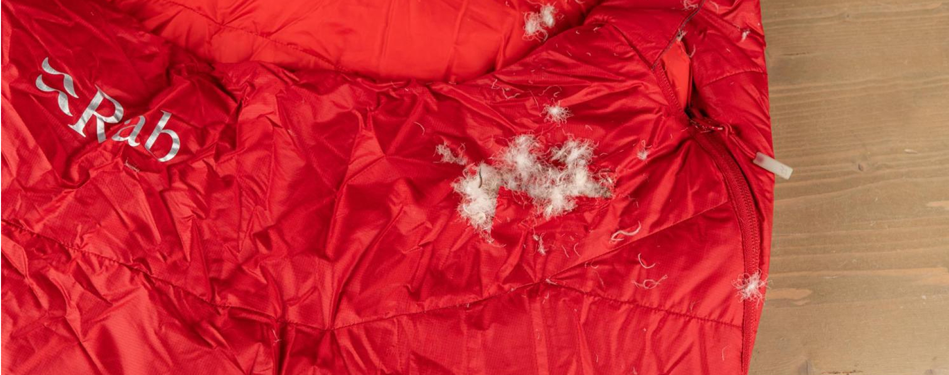 Een scheur of gat in je slaapzak plakken: zo doe je dat