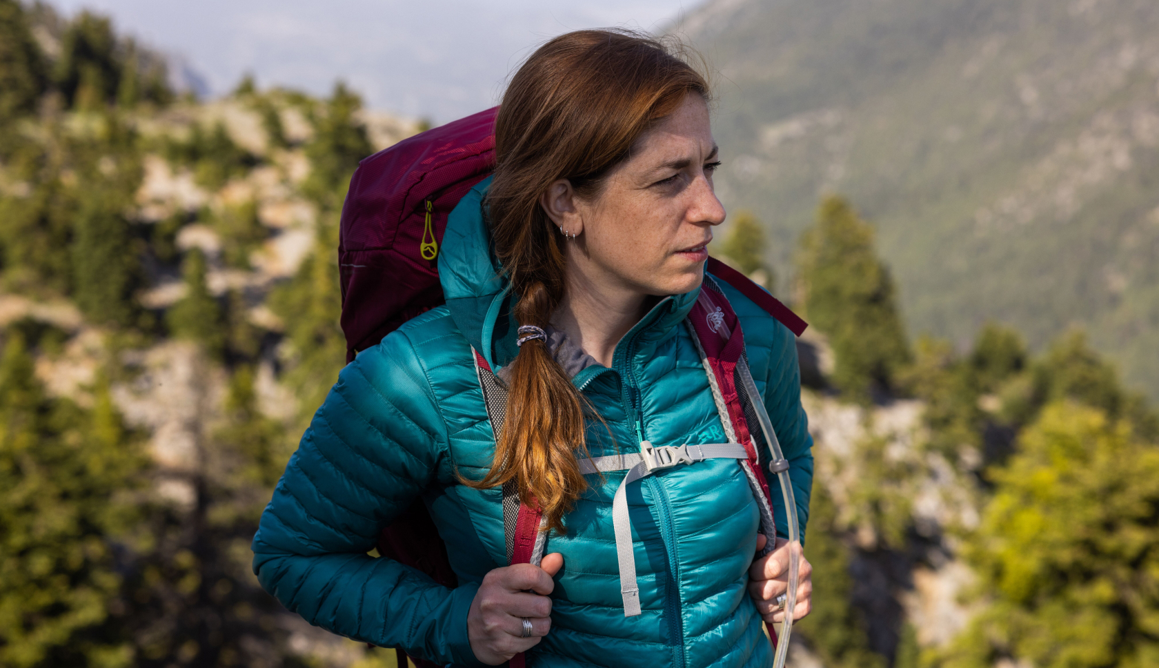 vrouw in donsjas met backpack