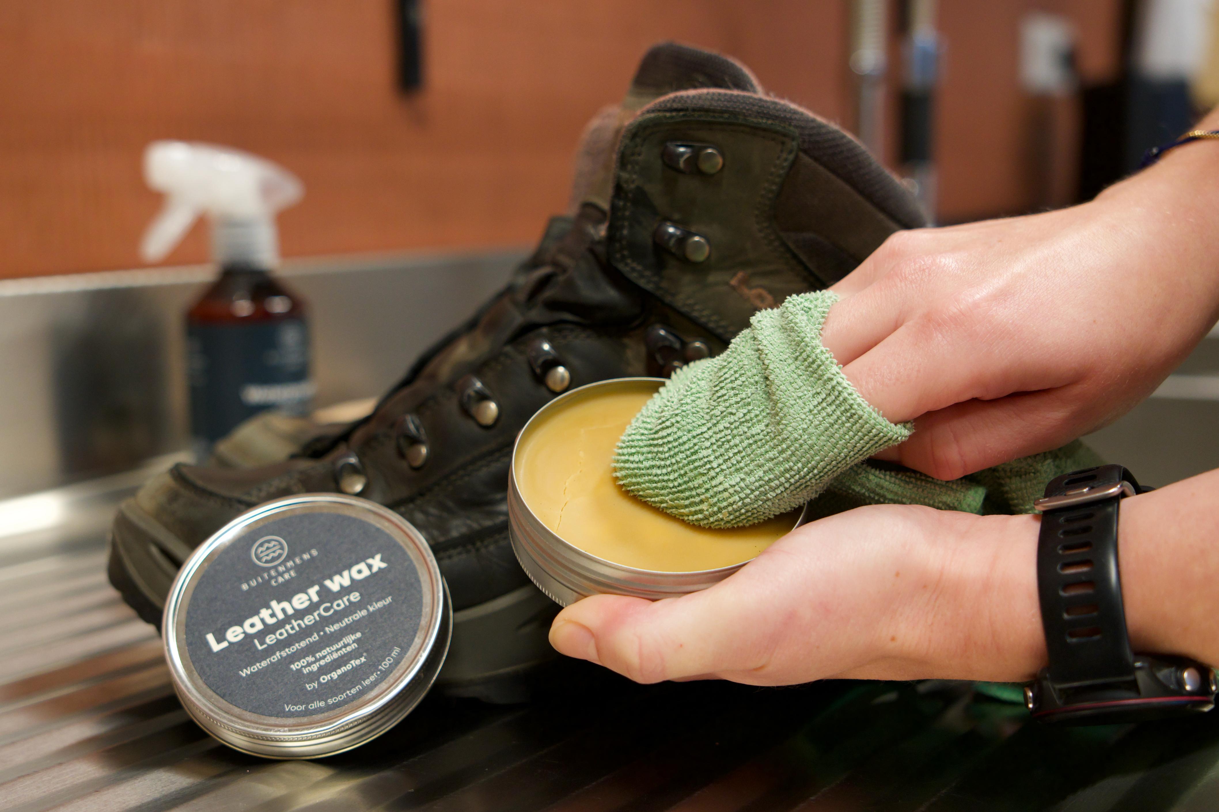 schoenwax op een doek smeren