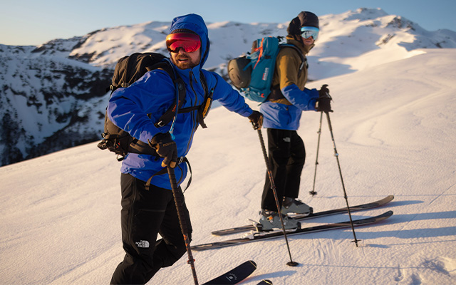 twee wintersporters op een besneeuwde berg