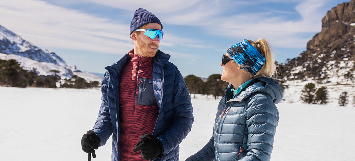 man in vrouw in winteroutfit in besneeuwd gebied