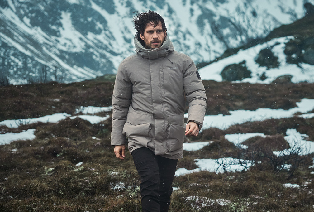 man loopt met strenge uitdrukking door besneeuwd gebied