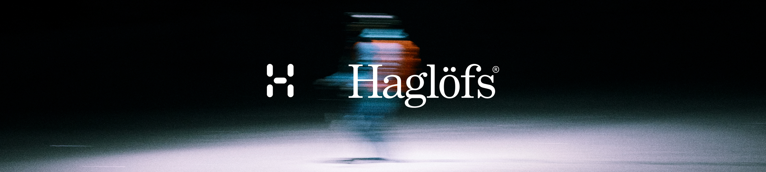 zeer wazig beeld van een wintersporter met het logo van haglofs op de voorgrond