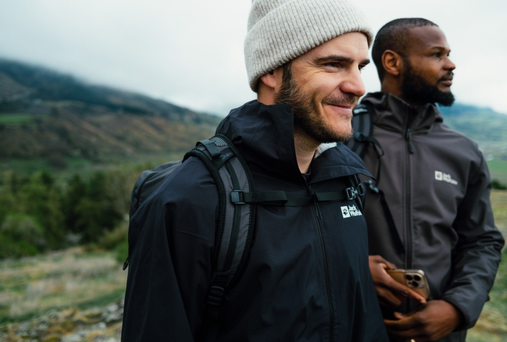 mannen wandelen door de bergen