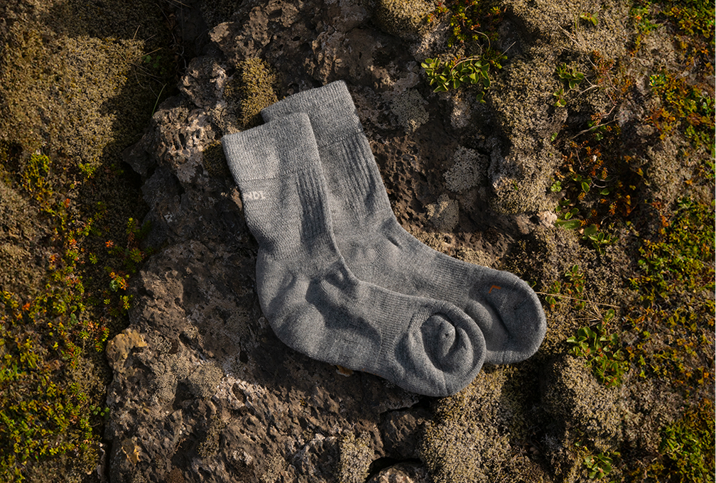 grijze sokken liggen op de grond