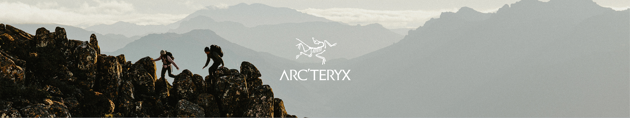 Wandelaars in Arc'teryx outdoorkleding in een bergachtig landschap