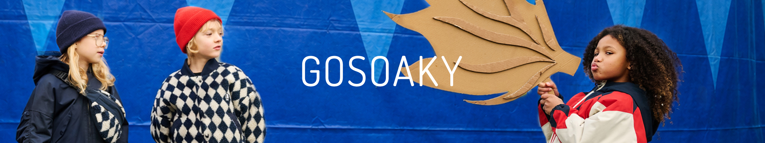 Kinderen in Gosoaky outdoorkleding voor een blauwe achtergrond met het Gosoaky-logo