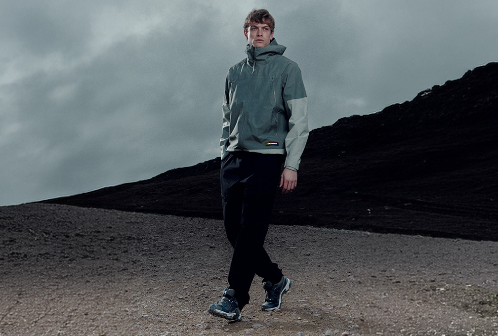Man in Salomon-outdoorkleding in een berglandschap