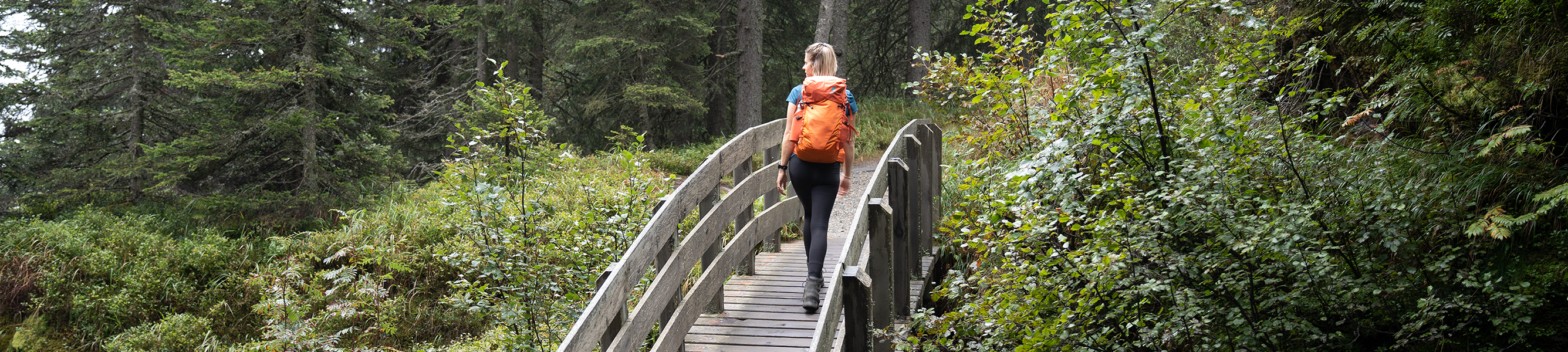 vrouw met een deuter-rugzak